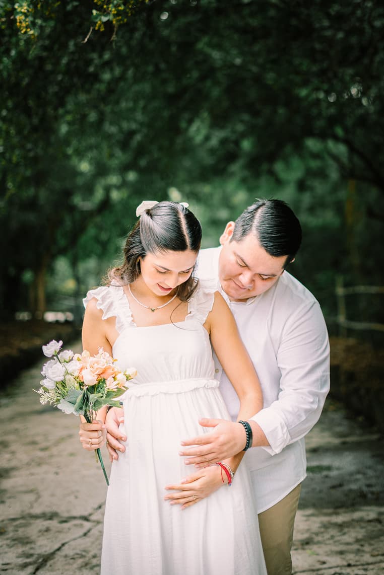 Janeth y Valentín abrazándose en un parque.