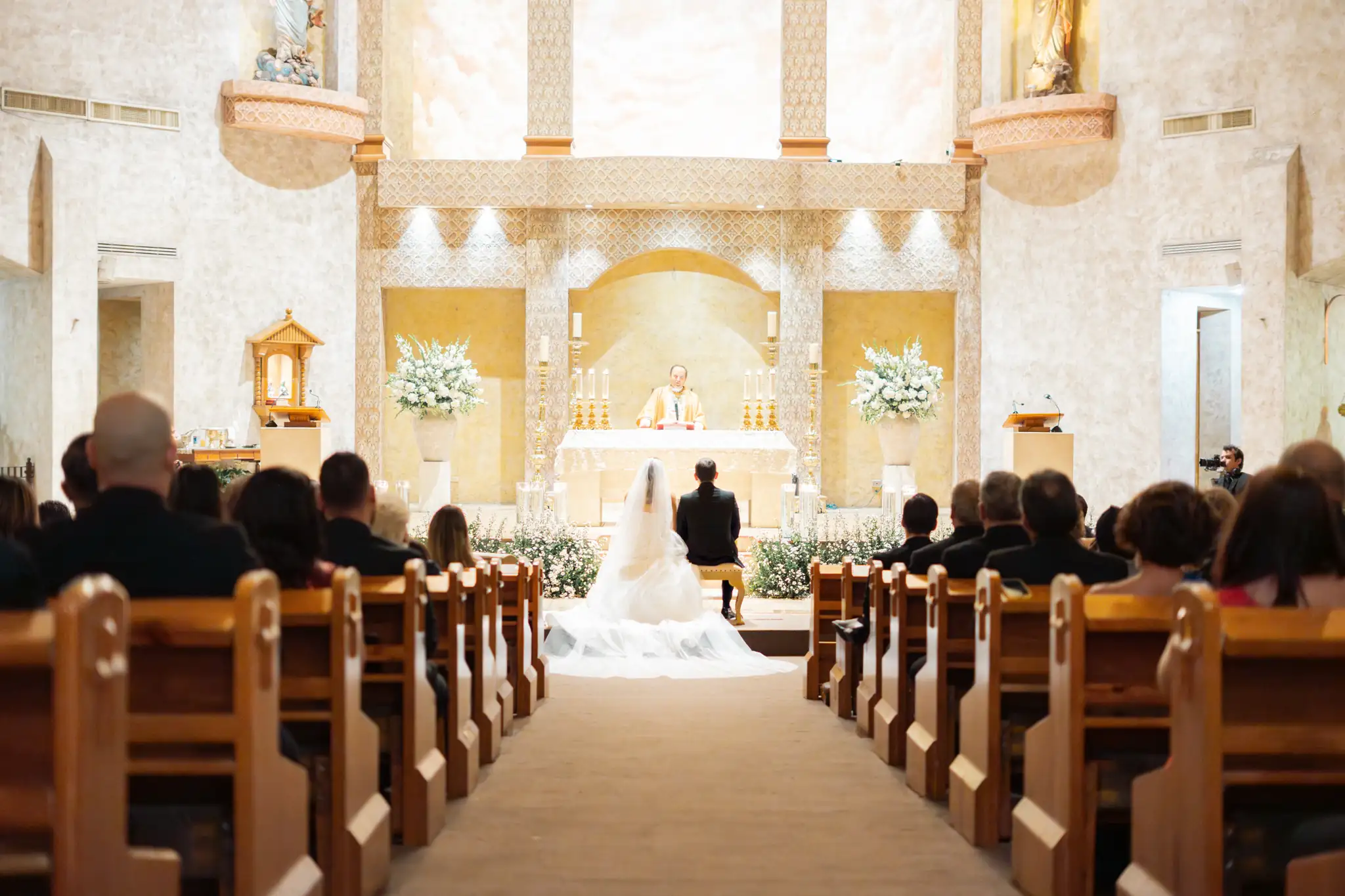 Detalle del altar de la iglesia durante la ceremonia.