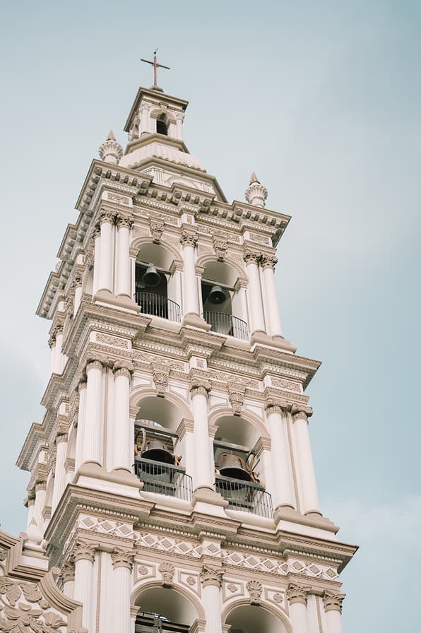 Campanario de iglesia con arquitectura clásica.