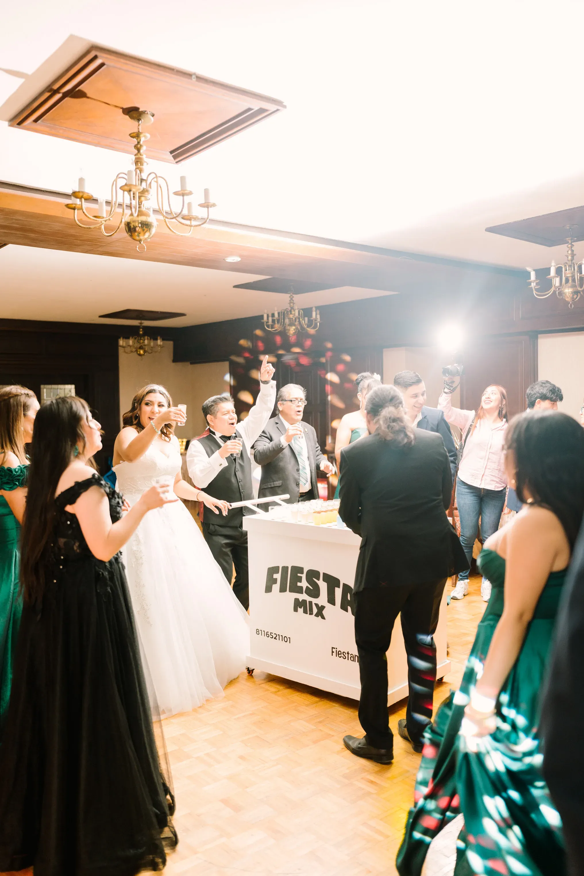 Invitados bailando en recepción de boda junto a barra Fiesta Mix con luces de colores